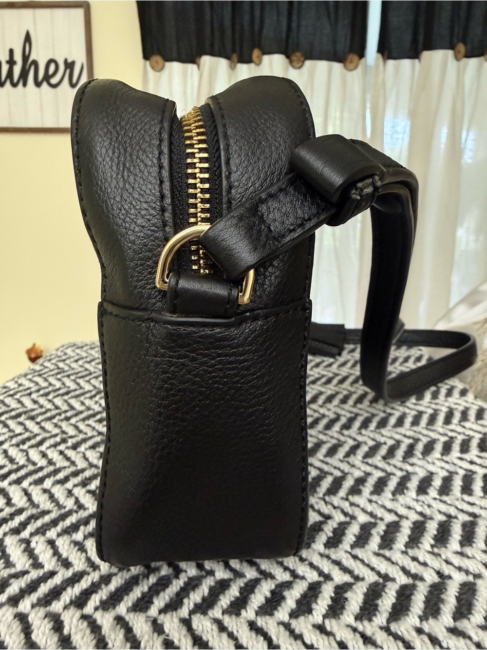Tory Burch Thea Leather Camera Bag – Black | Adjustable Crossbody & Shoulder Bag - Picture 4 of 10
